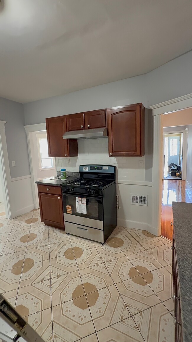 Building Photo - 52 Stonehurst St Unit 2