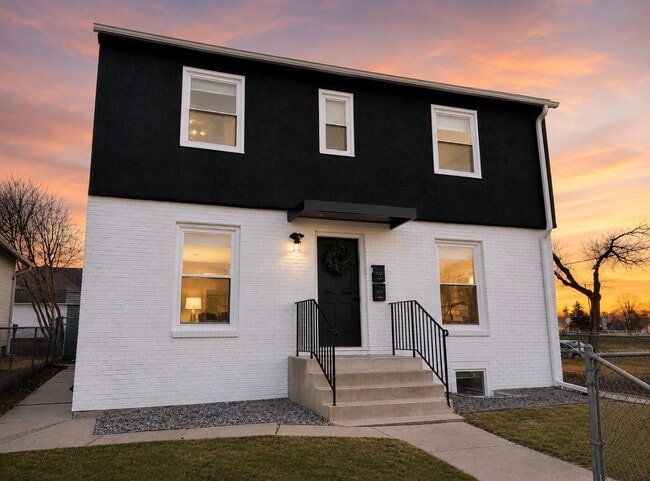 Building Photo - 921 Oliver Ave N Unit 921