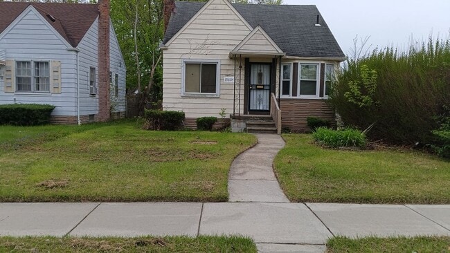 Building Photo - 3 bedroom 1 Bath Bungalow - Now Available!