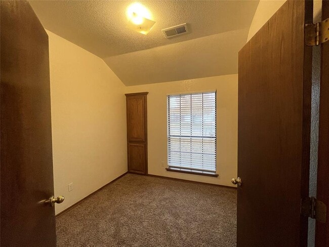 Photo - 621 Gyrfalcon Dr