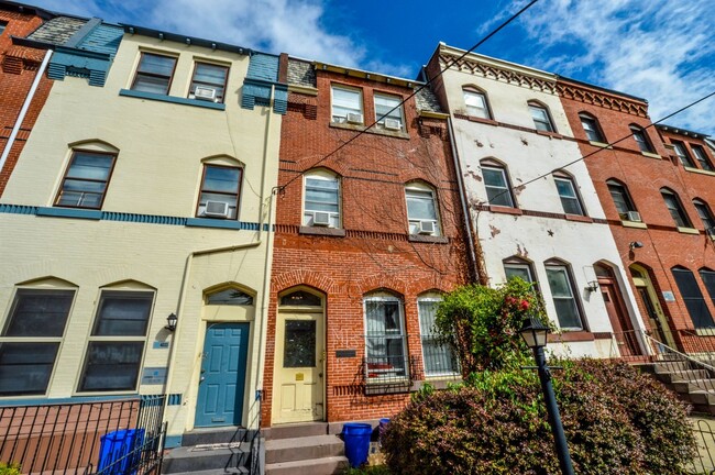 Building Photo - 4031 Locust St Unit #1 Rental
