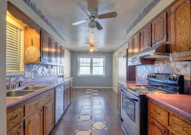 Photo - 2053 Lydgate Dr