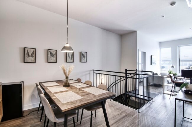 Building Photo - 9675 Av. Papineau Unit 507