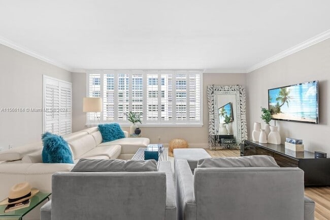 Building Photo - 5401 Collins Ave Unit 343 Rental