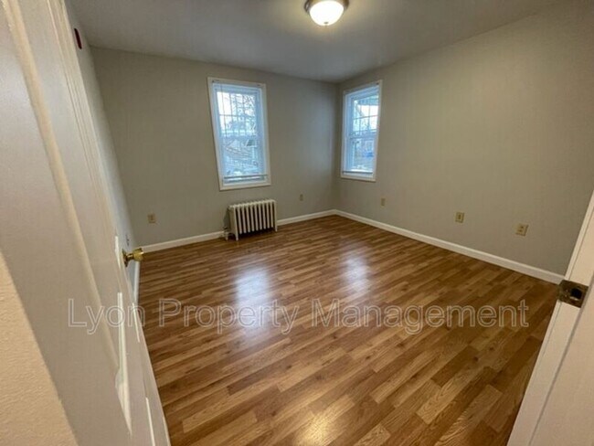 Photo - 1596 Lonsdale Ave Unit 1