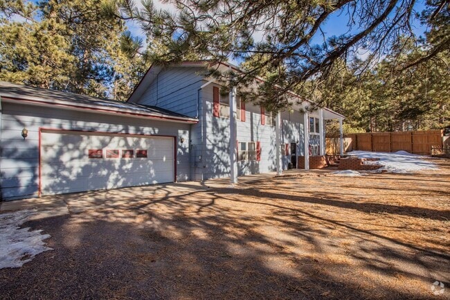Building Photo - Move in ready home on Parkview