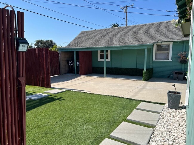 Building Photo - Charming Anaheim Cottage