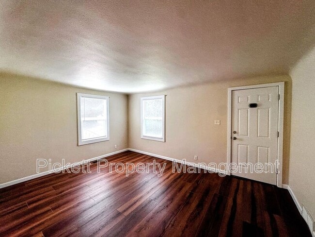 Photo - 840 Maple Ave E