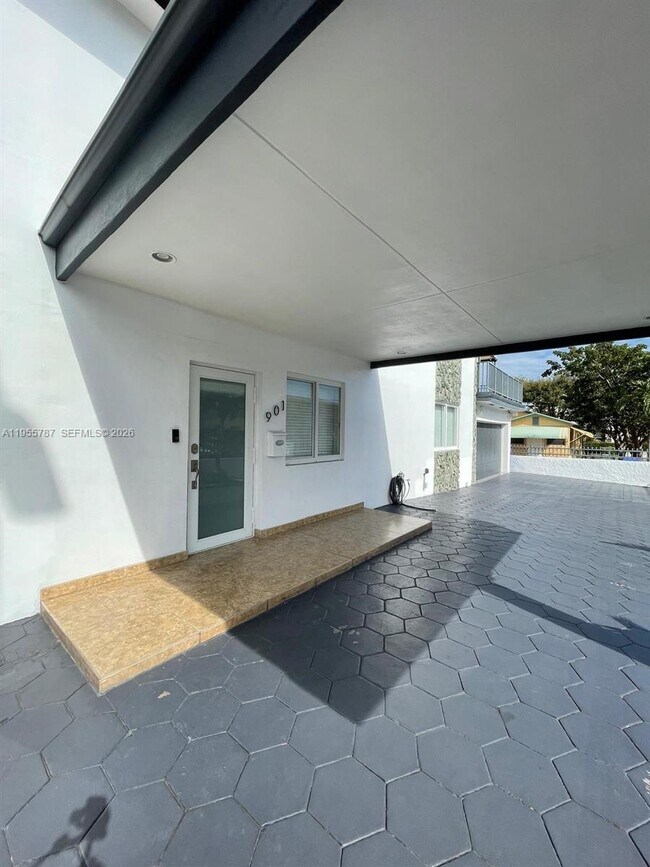 Photo - 901 NW 22nd Pl