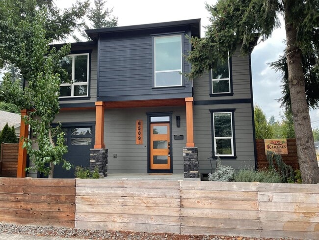 Building Photo - Modern 3 Bedroom + 2.5 bath home in SE Portland!! Brentwood Neighborhood with Air Conditioning!!