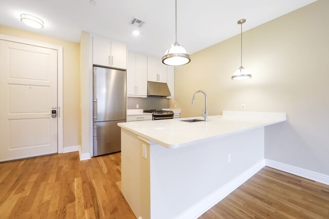 Building Photo - 1/Bedroom at Edgewater's top waterfront lo... Rental