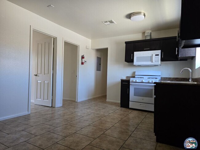 Photo - 942 E St Unit 3