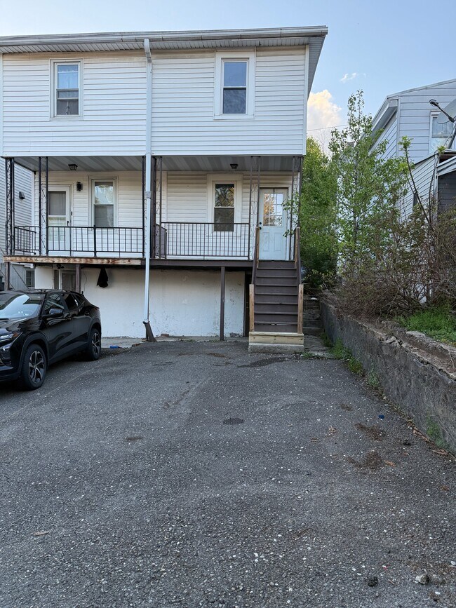 Photo - 565 E Market St