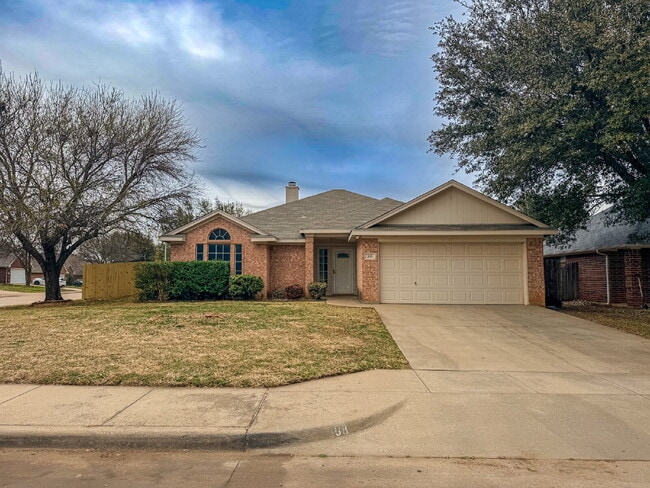 Building Photo - 3 Bedroom, 2 Bath Home in Crowley on Corner Lot