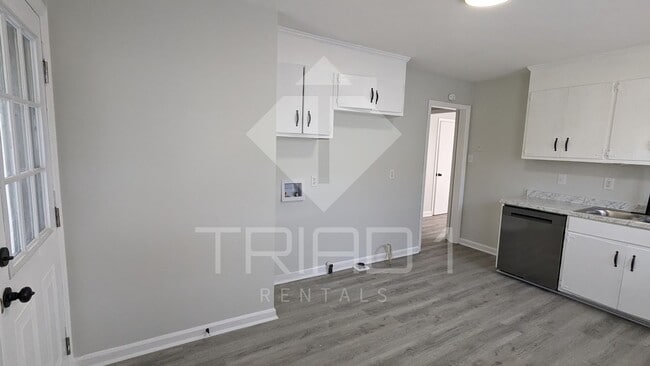 Photo - Renovated 3bed/1bath in Greensboro!