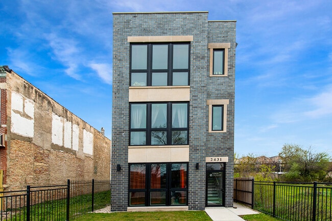 Building Photo - 2431 W Congress Pkwy Unit 1 Rental