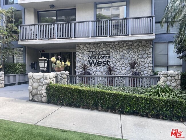 Building Photo - 1134 Alta Loma Rd Unit 306 Rental