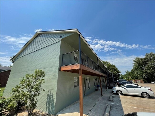 Photo - 884 W Holly St