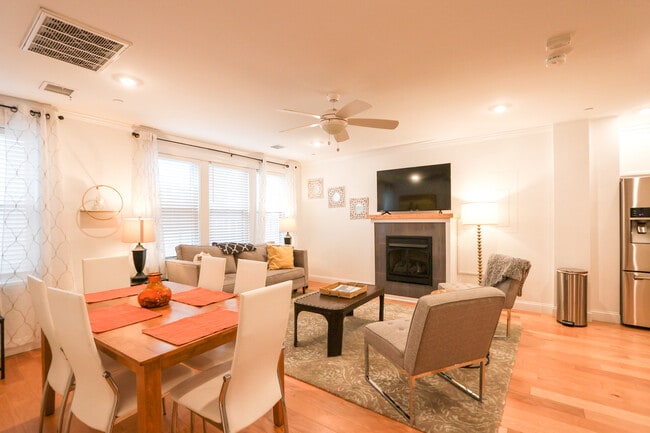 Building Photo - 1008 Tremont St Unit 5