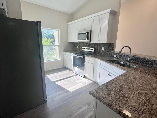 Photo - 925 Lora St