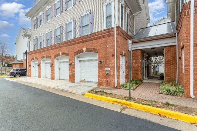Building Photo - 8932 Milford Haven Ct Unit 32c