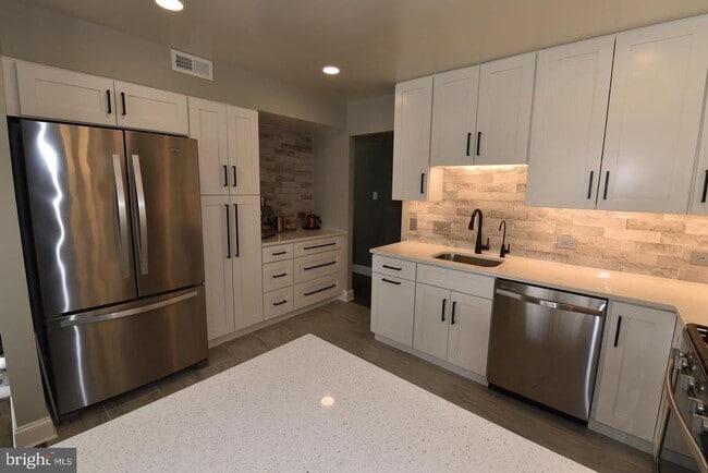 Photo - 1666 Parkcrest Cir Unit 100