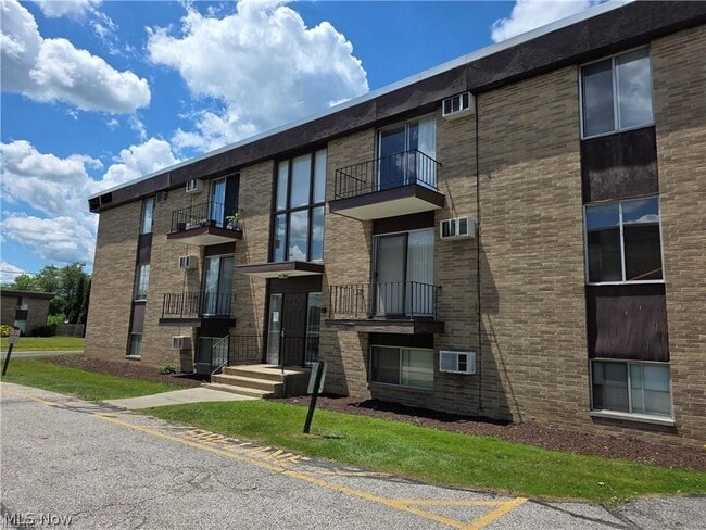 Building Photo - 16101 Maple Park Dr Unit 12B