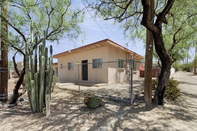 Building Photo - Remodeled duplex