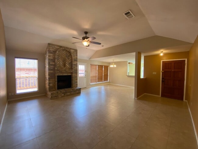 3 Bedroom 2 Bath~ Updated Kitchen! - 3 Bedroom 2 Bath~ Updated Kitchen! Casa