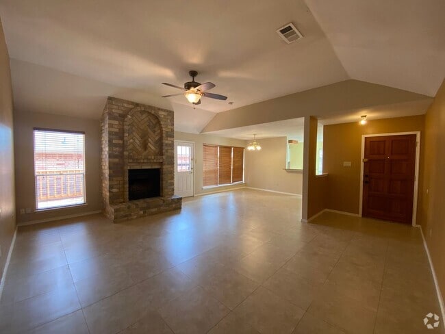Building Photo - 3 Bedroom 2 Bath~ Updated Kitchen! Rental