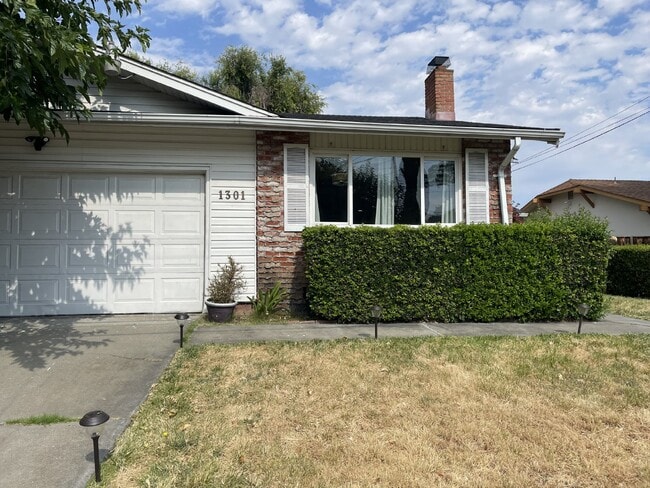 Photo - 1301 Brookview Dr