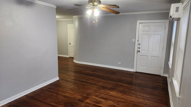 Living Area - 905 Ohio Ave