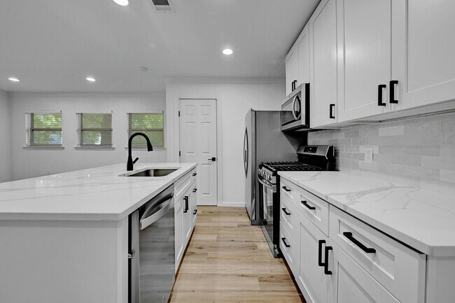 Building Photo - 1913 David St