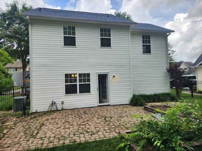 Room in House on Meadowcreek Village Dr