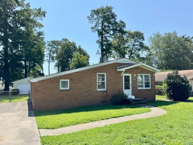 Building Photo - 806 Carolina St