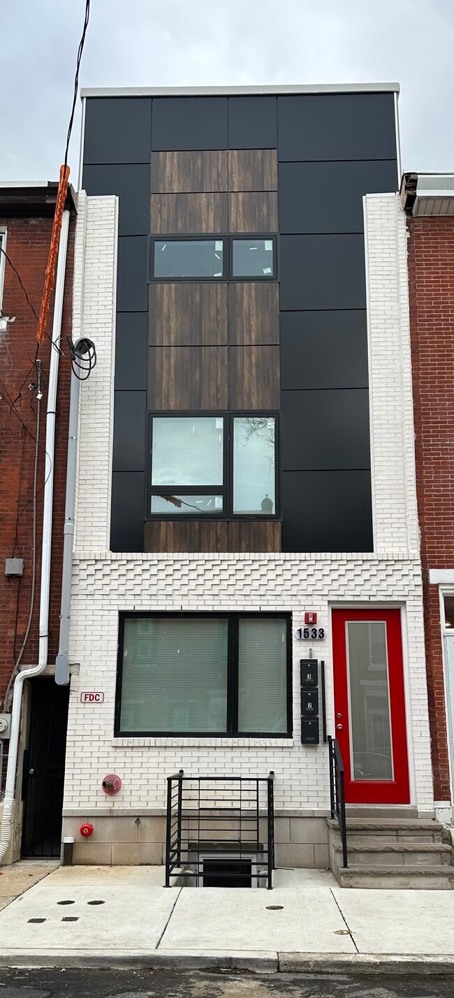 1533 N Lawrence St Unit 1st Floor