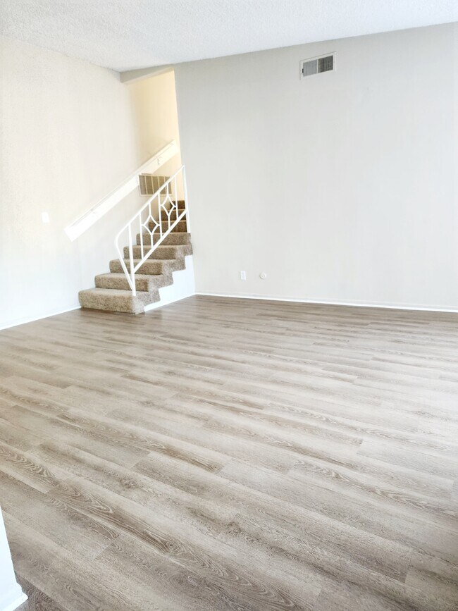 living room - 9902 W Broadway Unidad #1