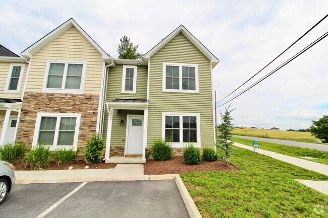 Building Photo - Spacious 3-Bed, 2.5-Bath Townhome Availabl...