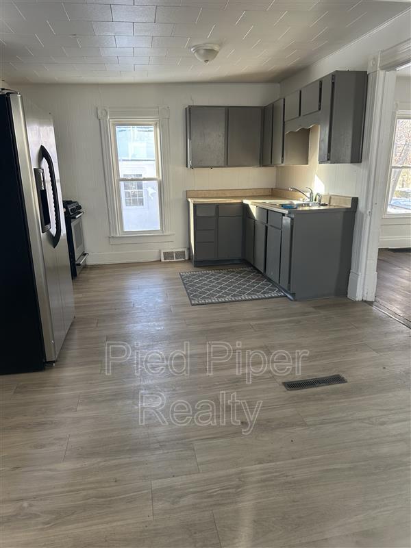 Photo - 425 W American St