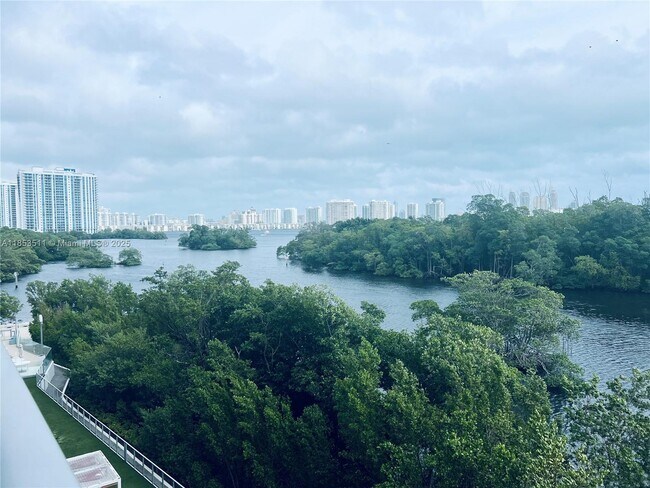 Building Photo - 16385 Biscayne Blvd Unit 421A Rental