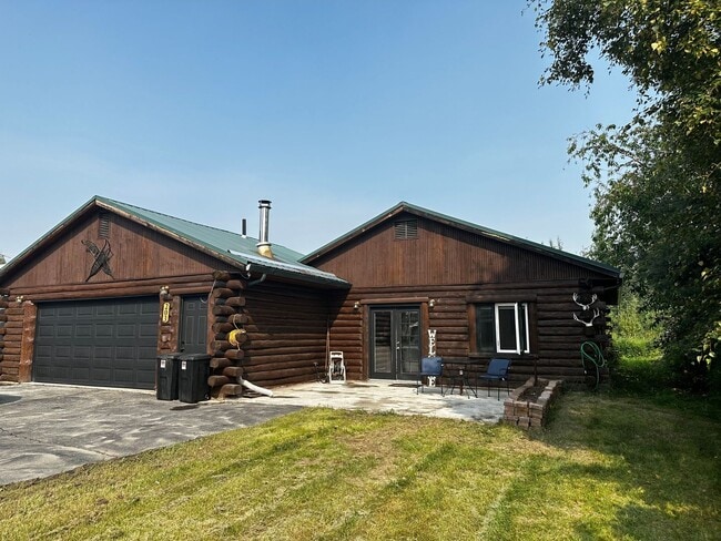 Building Photo - 3 Bed/2 Bath/2 Car Garage/Dogs Allowed