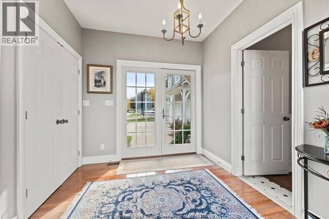 Photo - 1094 Lilydale Ave