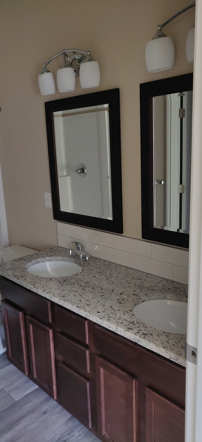 Master bath - 2439 E Quivira St