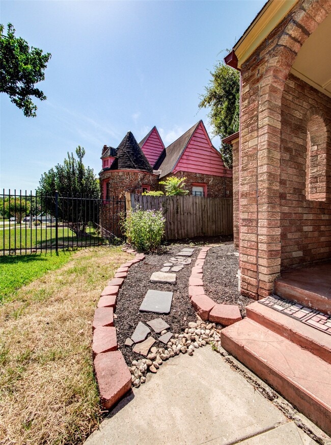 Photo - 2608 Rosewood St