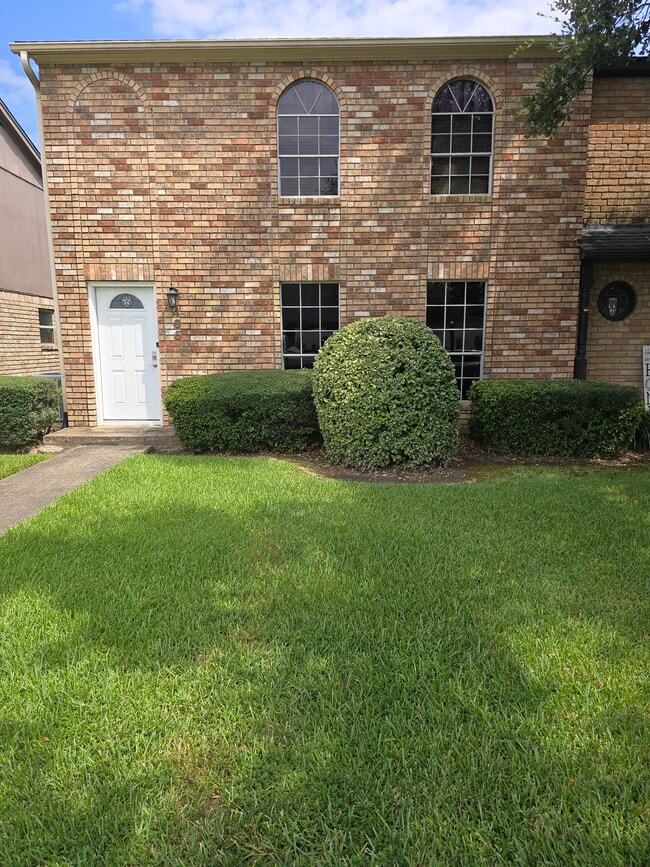 Building Photo - 465 Longmeadow St Rental