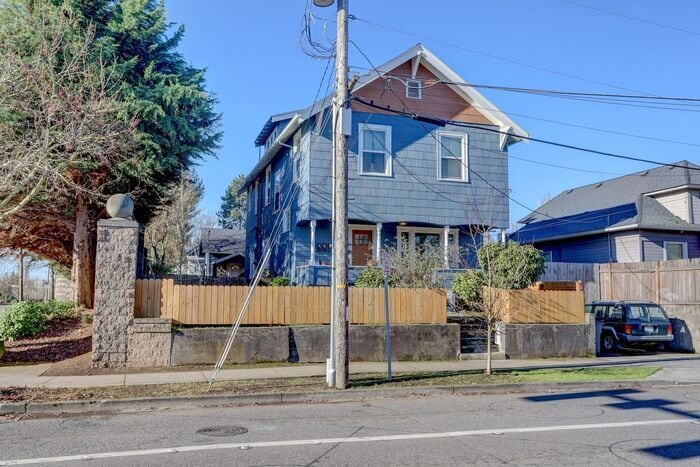 Photo - Minutes to College And downtown Vancouver!!!