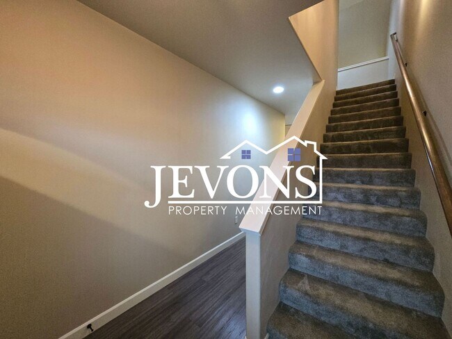 Photo - Charming 3 bedrooms homes with two-car garage, fully fenced backyard, minutes away from Yakima Va...