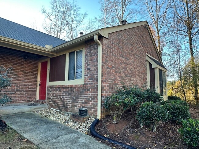 Building Photo - Renovated townhome in Great Alpharetta location