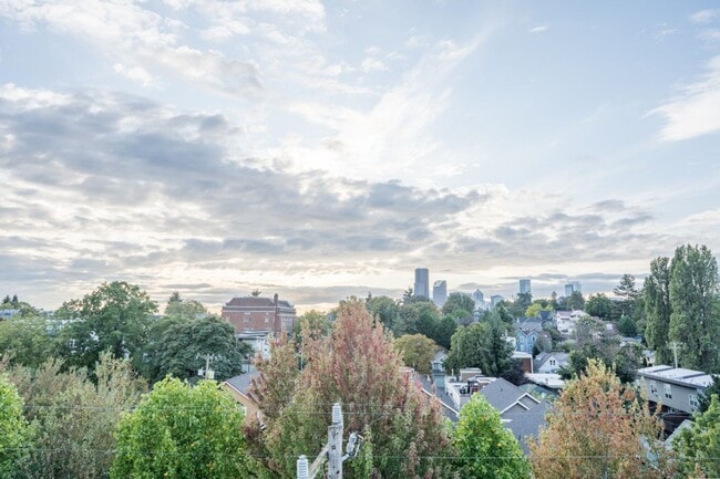 Photo - 3Bd/3.25Ba Seattle