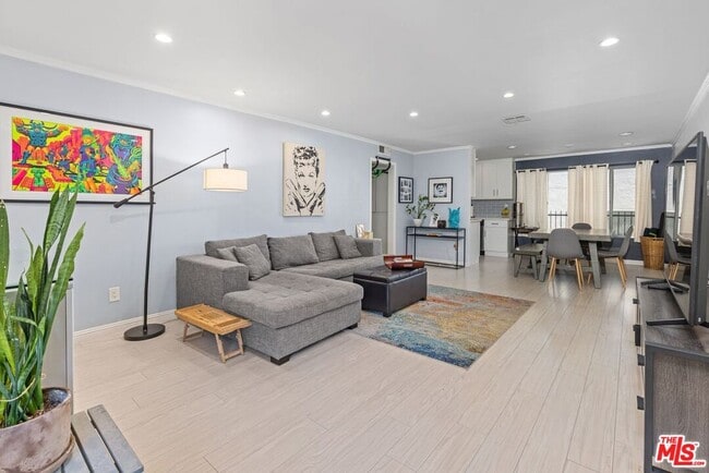 Building Photo - 12801 Moorpark St Unit 206